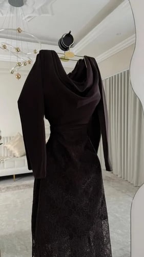 فستان سهرة بني يجسد رقيّ الدانتيل الفرنسي