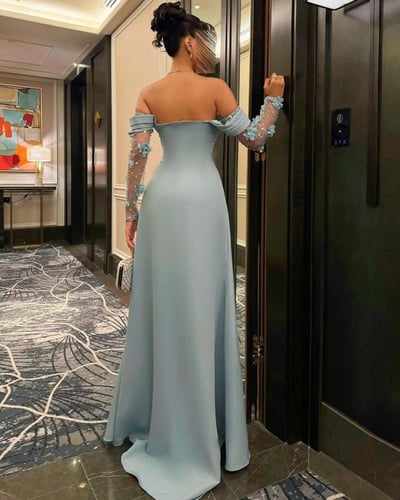فستان سهرة أزرق فاتح بتصميم راقٍ مع شق أمامي وتطري...