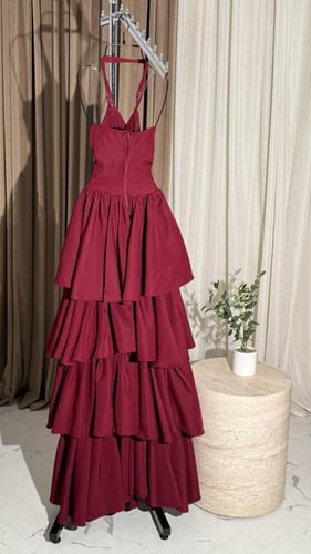 فستان سهرة عنابي بتطريز فاخر ولمسة ملكية