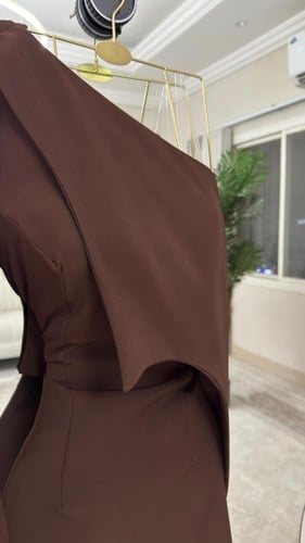 فستان سهرة بني راقي بقصّة كتف واحد وكاب فاخر