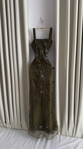 فستان سهرة زيتي مطرز بلمسات أنثوية