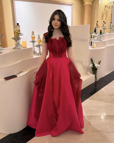 فستان سهرة أحمر واسع بقصة ملكية وجذابة