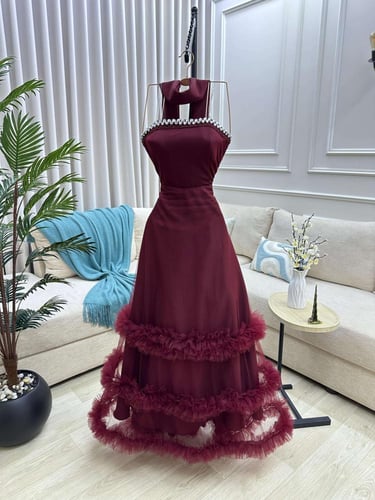 فستان سهرة عنابي مزين بالكريستال وتفاصيل كشكش فاخر...