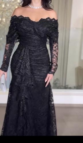فستان أسود دانتيل بأكمام طويلة وتصميم أنيق
