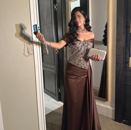 فستان بني سهرة بكتف مكشوف وتطريز فضي