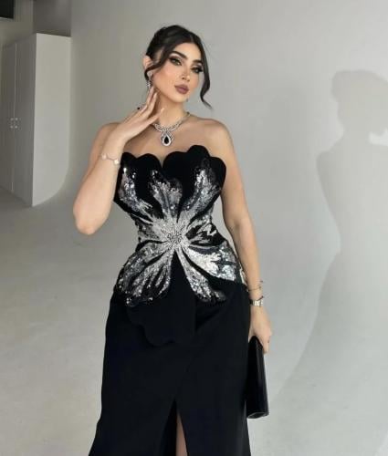 فستان سهرة أسود مطرّز بتصميم نجمي فاخر