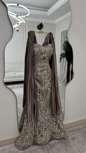 فستان سهرة فضي رخامي كورسيه مرصع ودربيه