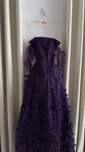 فستان سهرة بنفسجي مطرز بترتر وزهور بارزة