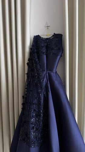 فستان سهرة كحلي أنيق بطول متوسط