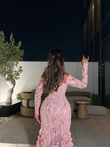 فستان سهرة وردي مطرز مع تصميم أوف شولدر فاخر