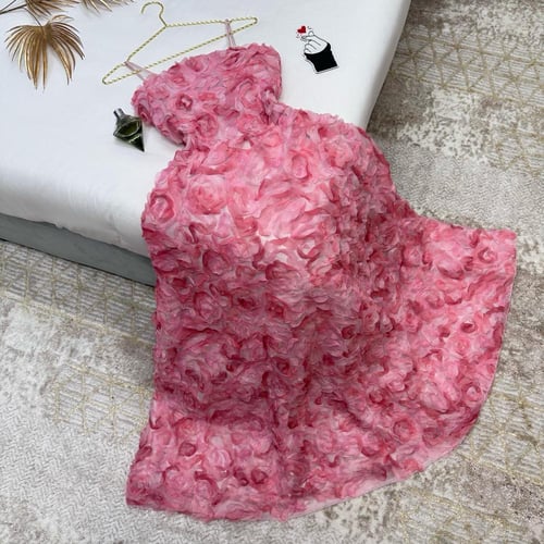 فستان سهرة وردي منفوش بنقشة ورود فاخرة