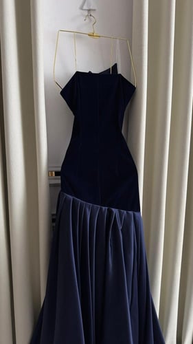 فستان سهرة كحلي ملكي فاخر بتصميم راقٍ