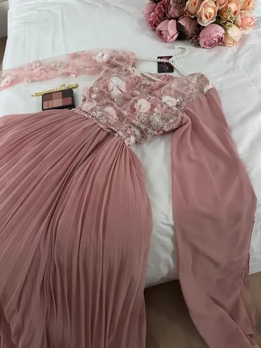 فستان سهرة وردي ناعم بتطريز فاخر