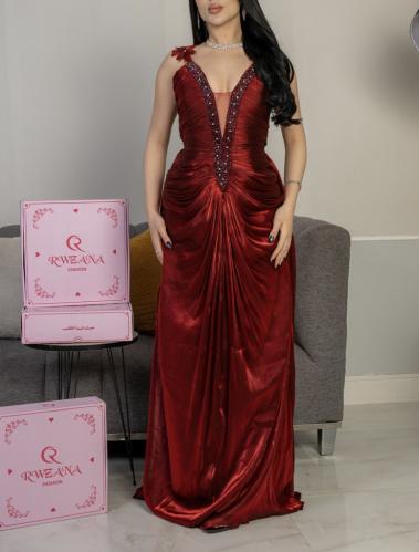 فستان سهرة "ستان" درابيه بفتحة V مطرزة