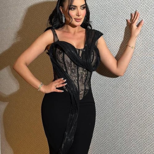 فستان سهرة أسود بتطريز شفاف ولمسات لامعة مع شق أني...