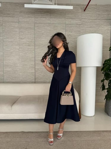 فستان "نايت بلو" ميدي بياقة كاب وأزرار زينة