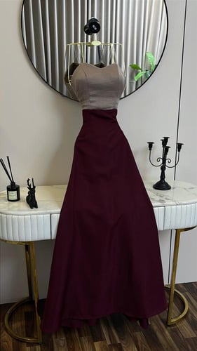 فستان سهرة برغندي بوشاح وتطريز ورود ذهبي