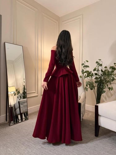 فستان خمري راقي بتطريز ذهبي ناعم