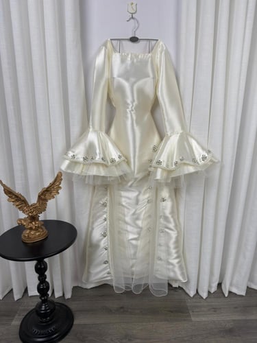 فستان عاجي بتفاصيل تطريز ناعمة