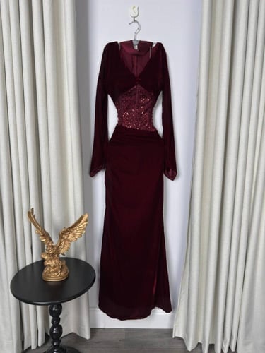 فستان عنابي مخملي بكاب ملكي وتطريز فاخر