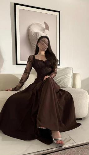 فستان بني دانتيل بتصميم كورسيه ملكي أنيق