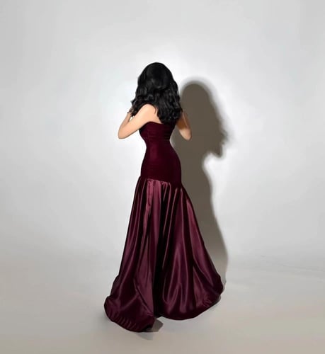 فستان سهرة بورغندي ساتان منفوش فاخر