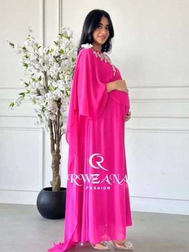 فستان سهرة وردي ماكسي بتطريز أنيق على الصدر