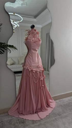 فستان “أميرة” وردي بقصة ملكية