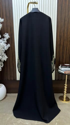 جلابية "سحر الليل" الكحلية بتطريز اللؤلؤ المضيء