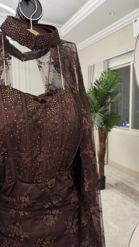 فستان سهرة بني دانتيل بتصميم ملكي فاخر