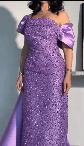 فستان سهرة ليلكي بترتر لامع مع ذيل ساتان فاخر