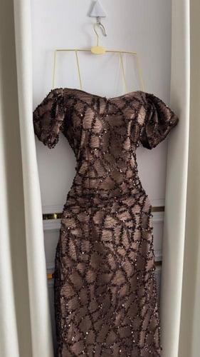 فستان سهره بني مطرز بأناقة ملكية