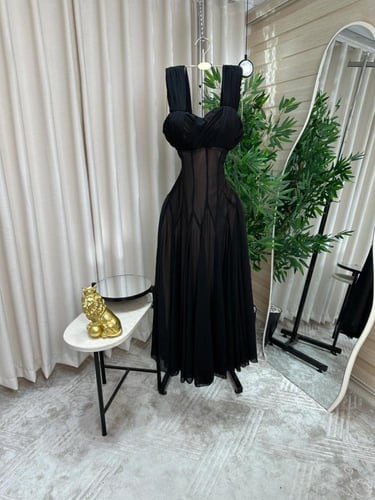 فستان سهرة أسود بتصميم أنيق وقصة جذابة