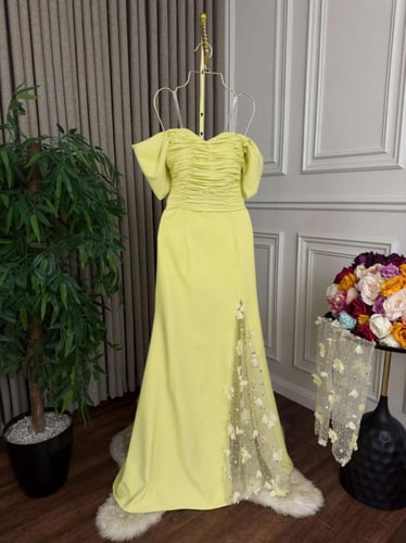 فستان سهرة أصفر بتصميم أنيق مع شق أمامي وتطريز ناع...