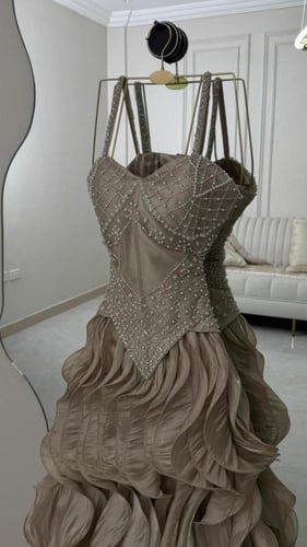 فستان سهرة شامبين مرصع بكورسيه وشق