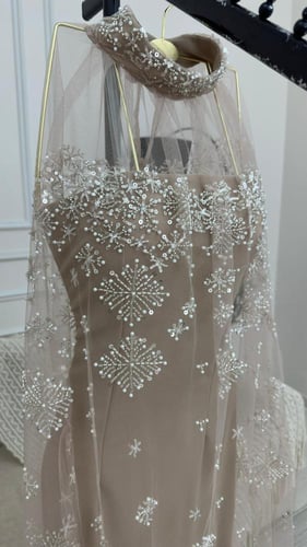 فستان السهرة الملكي بلمسة الكاب وتطريز النجوم