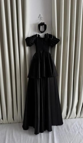 فستان أسود مطرّز بالألماس الفاخر