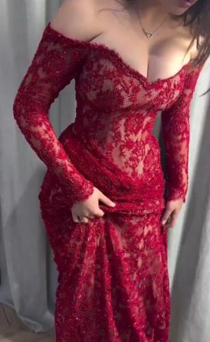 فستان سهرة أحمر شفاف بتطريز فخم وأكمام طويلة