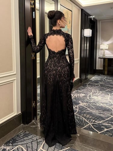 فستان سهرة دانتيل أسود بأكمام طويلة مع فتحة أمامية...