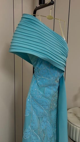 فستان سهرة أنيق بإطلالة فاخرة خالدة