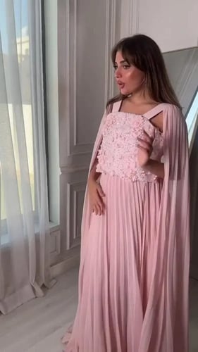 فستان سهرة وردي بلمسات الزهور وسحر الكاب