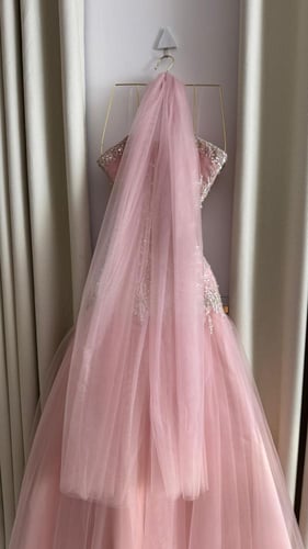 فستان سهرة وردي منفوش بتطريز فضي أنيق