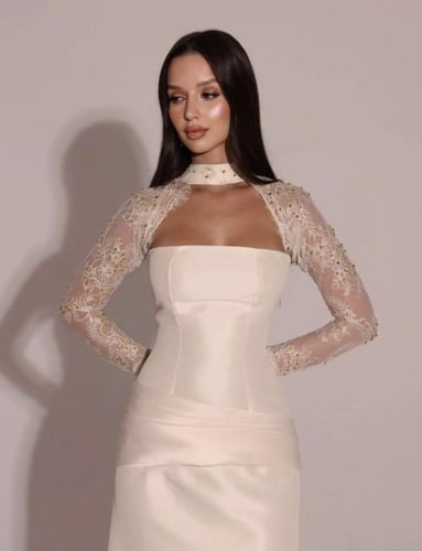 فستان أوف وايت راقٍ بدانتيل ملكي ناعم