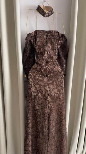 فستان سهرة بني مطرز بالترتر مع أكمام شفافة – إطلال...