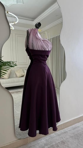 فستان سهرة أرجواني يجمع بين الرقيّ والأنوثة