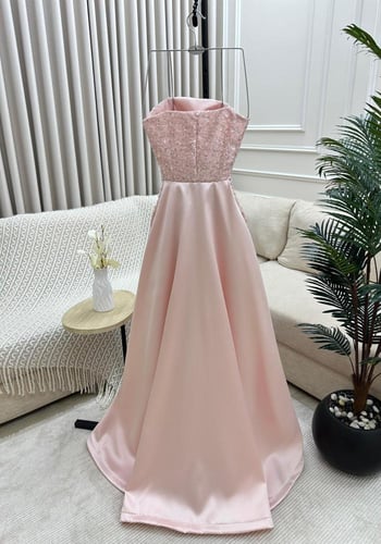 فستان سهرة وردي فاتح مطرز بالترتر مع ذيل ملكي فاخر