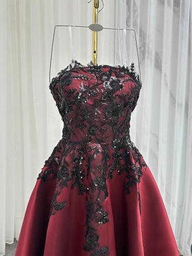 فستان سهرة بورغندي مطرز بالدانتيل الأسود