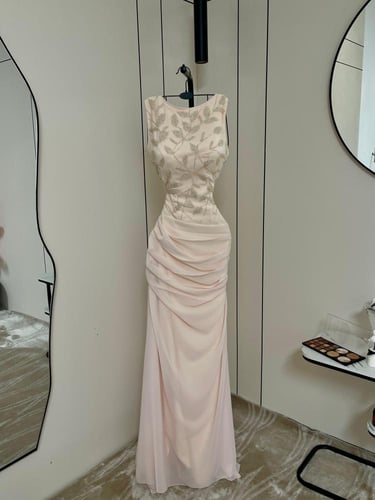 فستان سهرة وردي فاتح بتطريز ناعم راقٍ