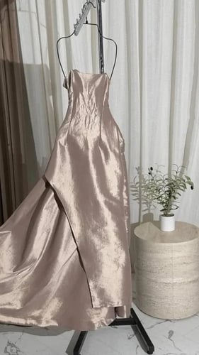 فستان "سيلينا" الفضي الملكي - قصة أوف شولدر بلمعة...