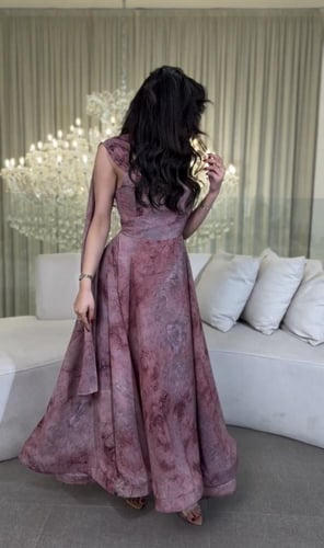 فستان سهرة بنفسجي رخامي بقصة كلاسيكية ناعمة